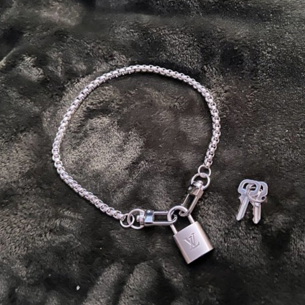 NEW Louis Vuitton Silver-Toned Lock on a 16"Box Link Chain Choker Necklace #315